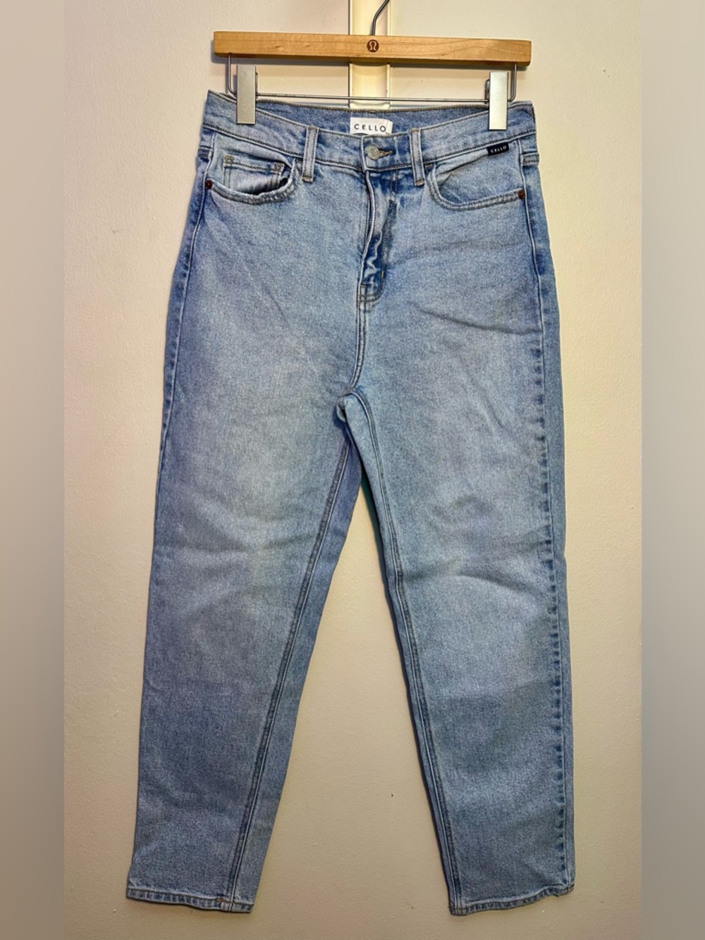 Cello Women’s High Rise Light Wash Mom Jean Classic 5 Pocket Design Size 7